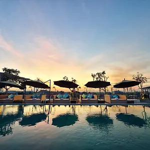 https://golden-tulip-devins-seminyak-hotel.ubudhotelsnow.com